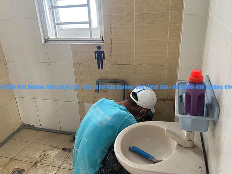 Dịch vụ sửa nhà vệ sinh Hà Nội: chống thấm sàn, thay thiết bị, ốp lát lại, thông tắc. Khảo sát miễn phí, báo giá rõ từng hạng mục, có bảo hành sau thi công.